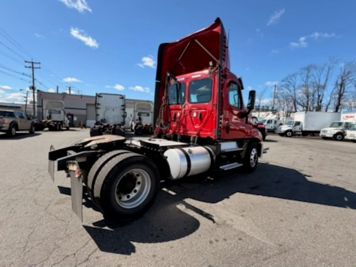 2019 Freightliner Cascadia in Newark, NJ — photo 4
