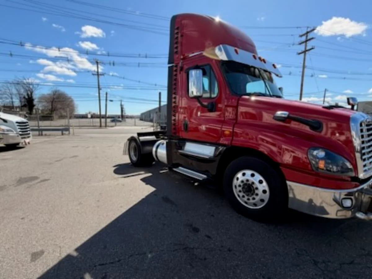 2019 Freightliner Cascadia in Kearny, NJ — photo 3