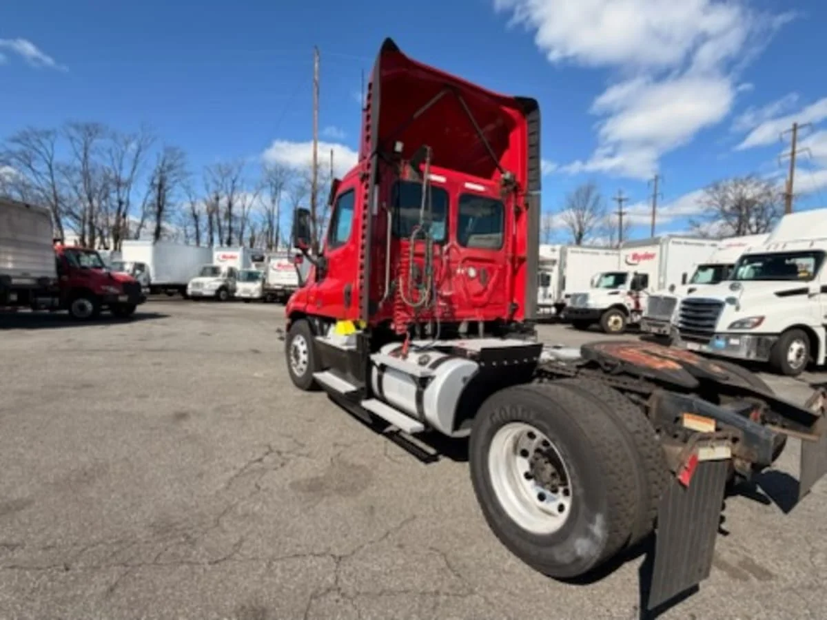 2019 Freightliner Cascadia in Kearny, NJ — photo 6