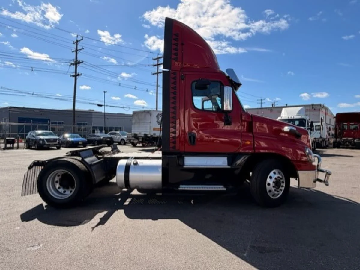 2019 Freightliner Cascadia in Newark, NJ — photo 12
