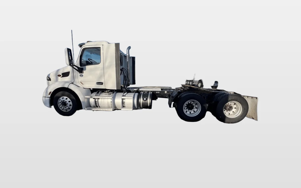 2021 Peterbilt 579 - image 1