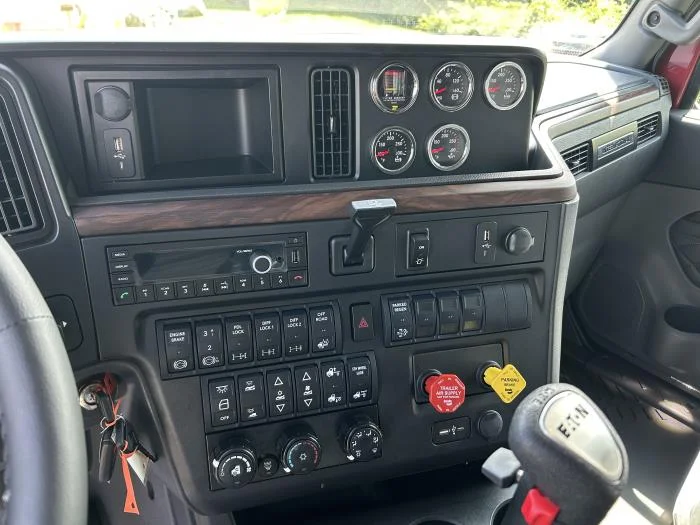 2027 International HX — photo 20