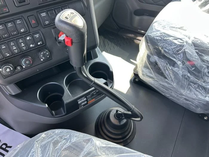 2027 International HX — photo 21