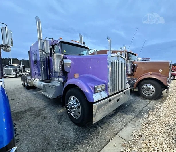 2023 Kenworth W900 - image 2