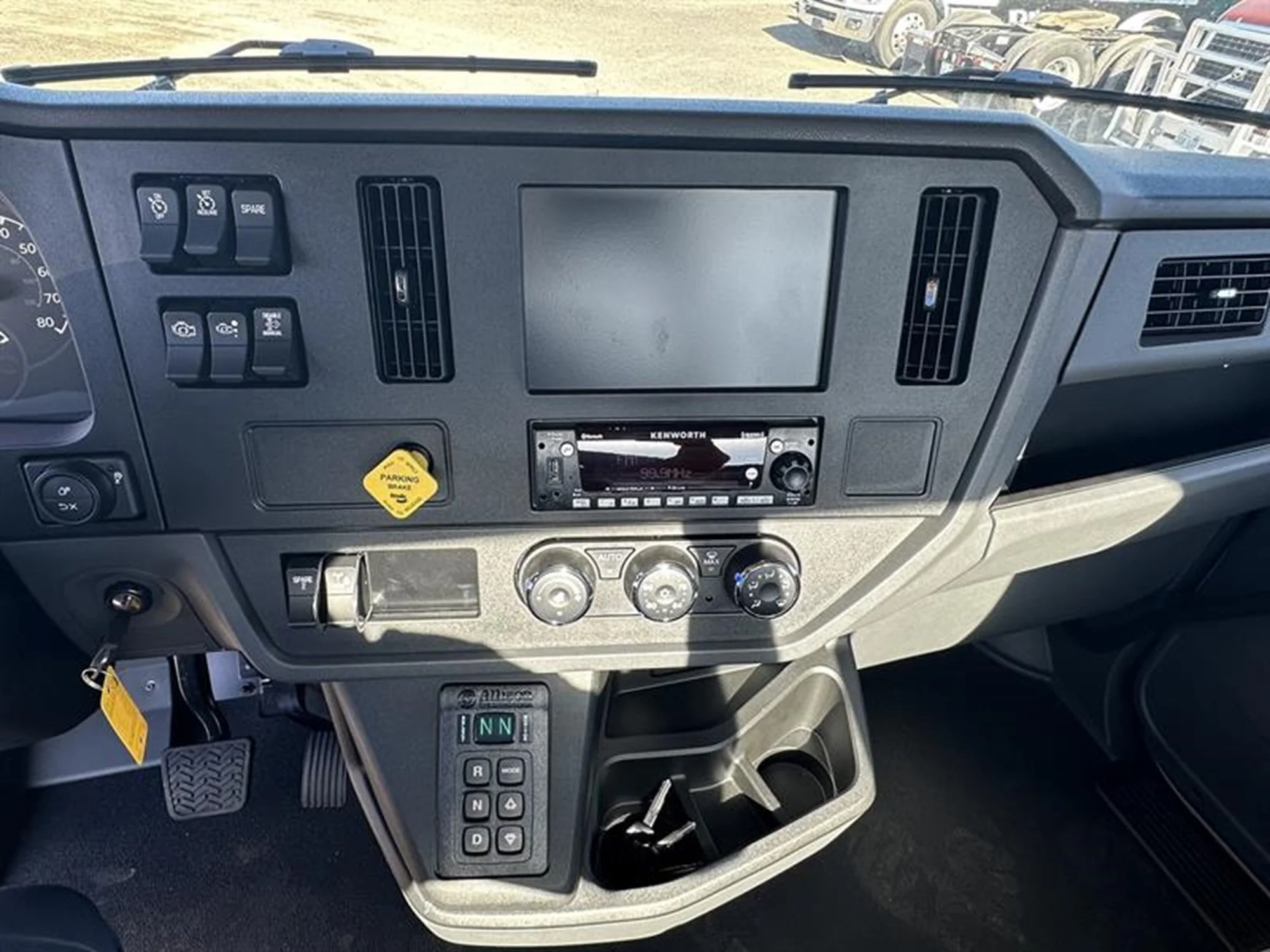 2025 Kenworth T380 - image 6