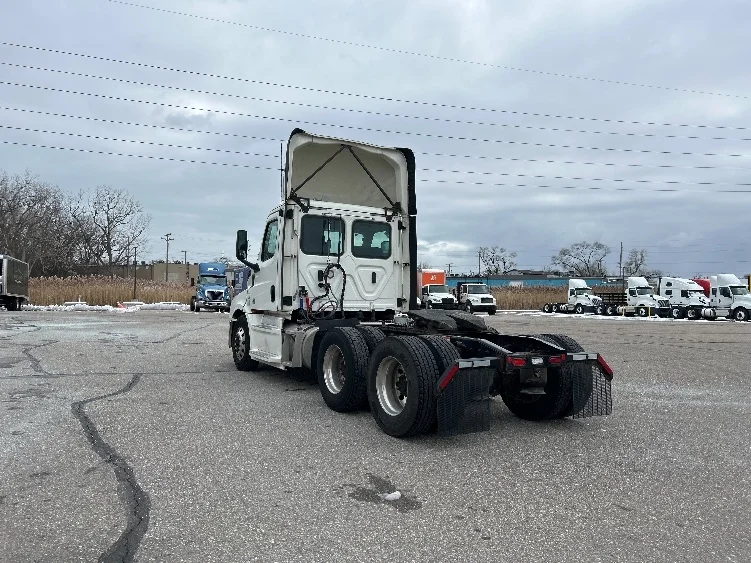 2019 Freightliner Cascadia in Warren, MI — photo 5
