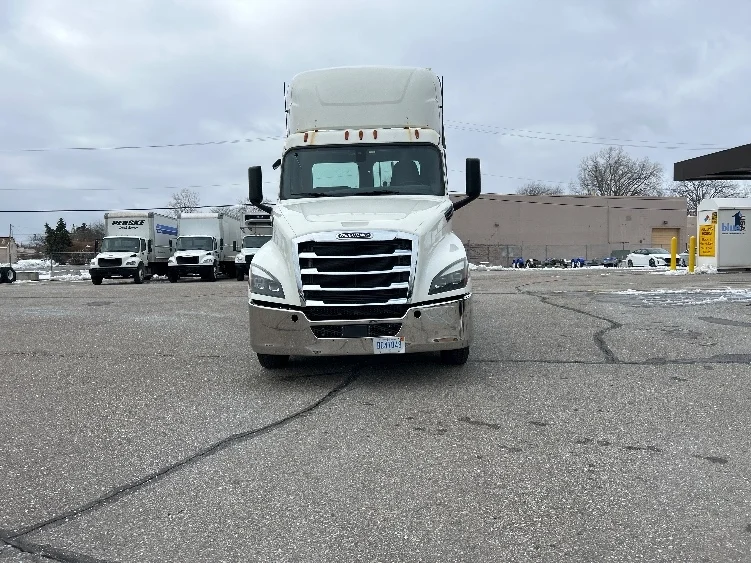 2019 Freightliner Cascadia in Warren, MI — photo 2