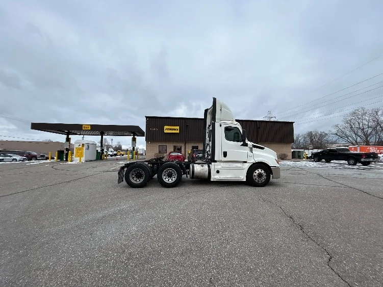 2019 Freightliner Cascadia in Warren, MI — photo 8