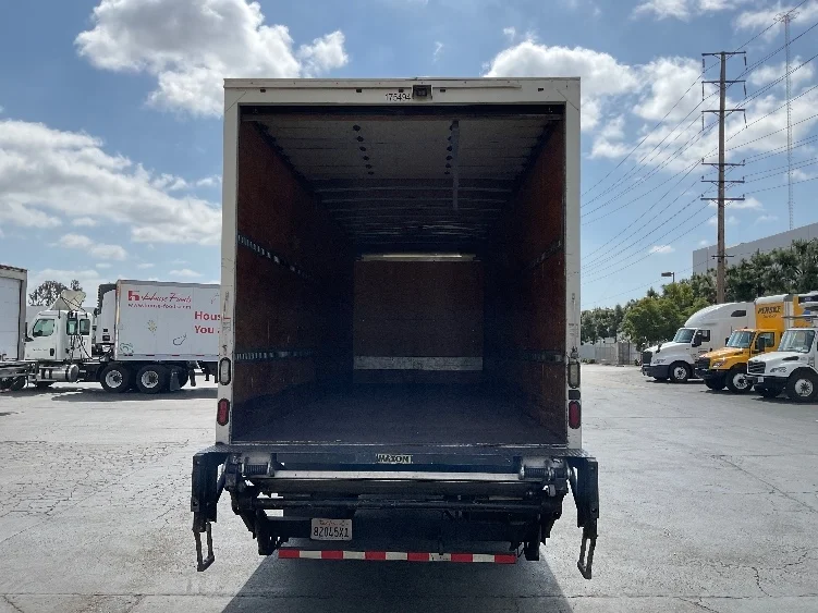 2017 Hino 268 - image 8