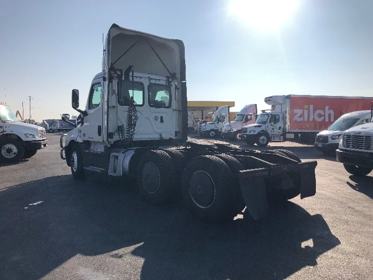 2019 Freightliner Cascadia - image 5