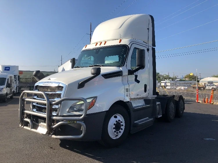 2019 Freightliner Cascadia - image 3