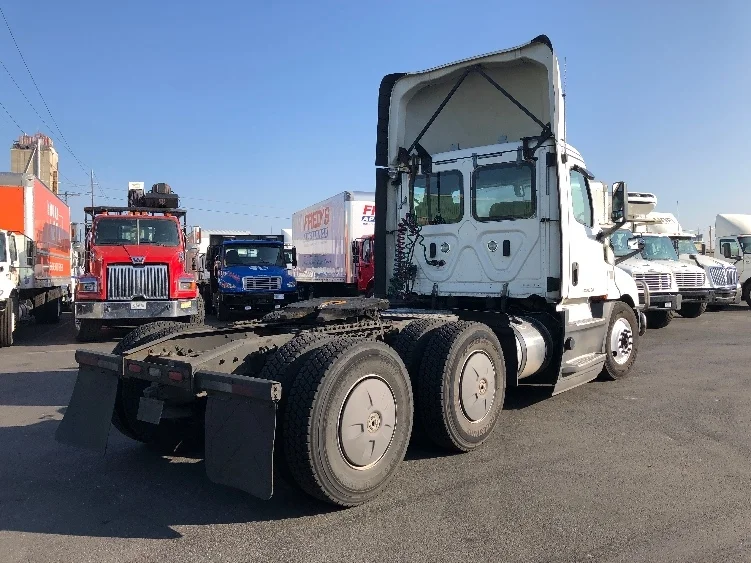 2019 Freightliner Cascadia - image 7