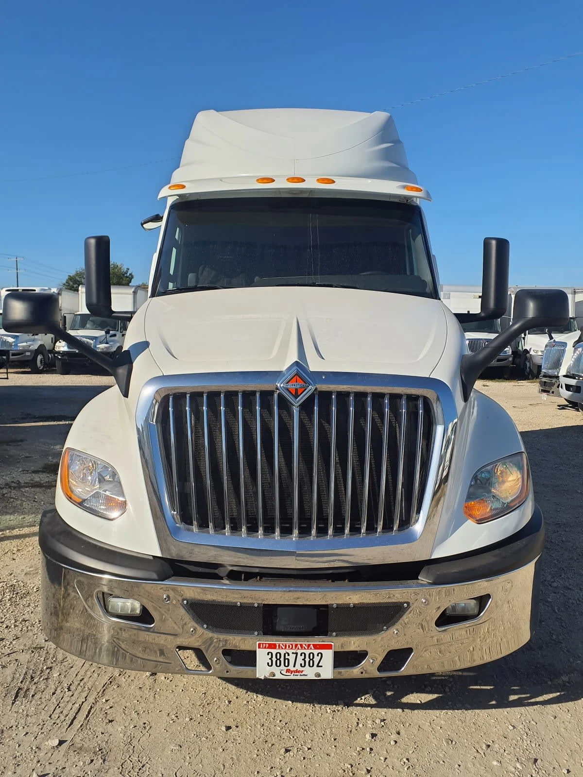 2019 International LT - image 2