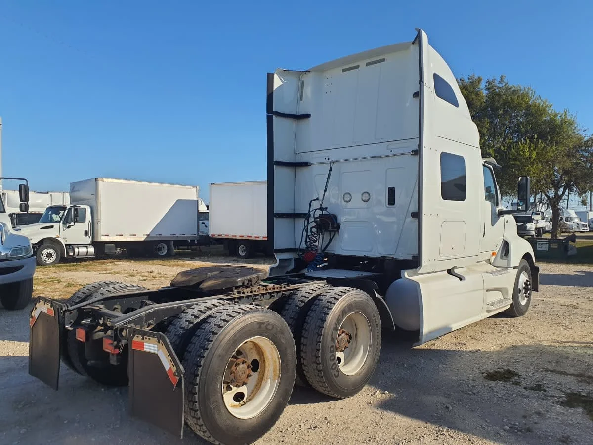 2019 International LT - image 4