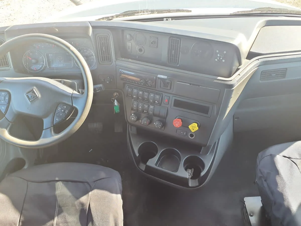 2019 International LT - image 7