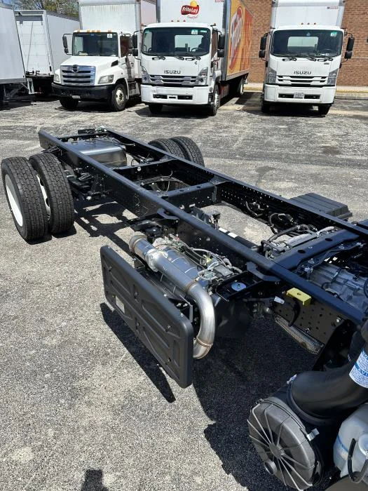 2025 Isuzu NPR - image 7