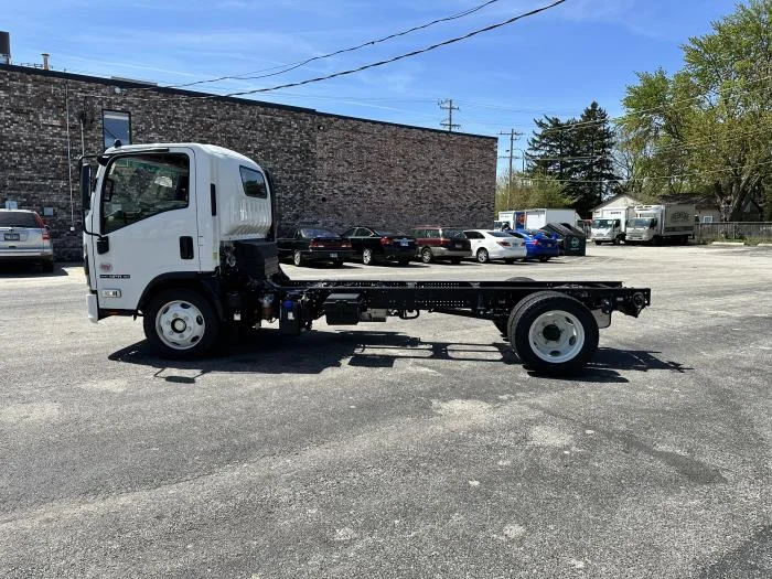 2025 Isuzu NPR - image 10