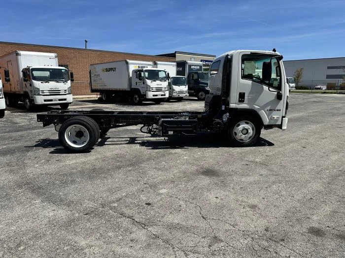 2025 Isuzu NPR - image 8