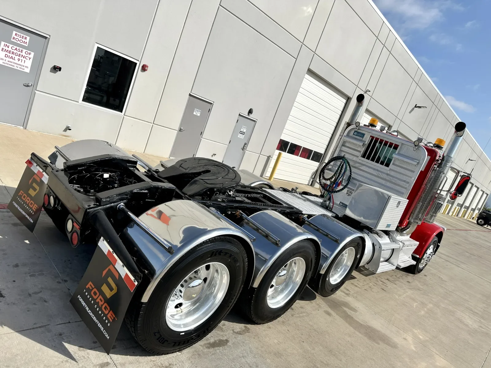 2017 Peterbilt 389 - image 11