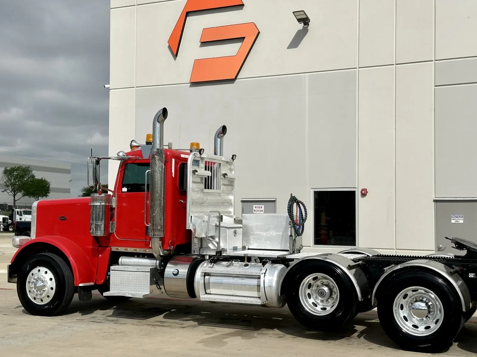 2017 Peterbilt 389 in Hutchins, TX — photo 8