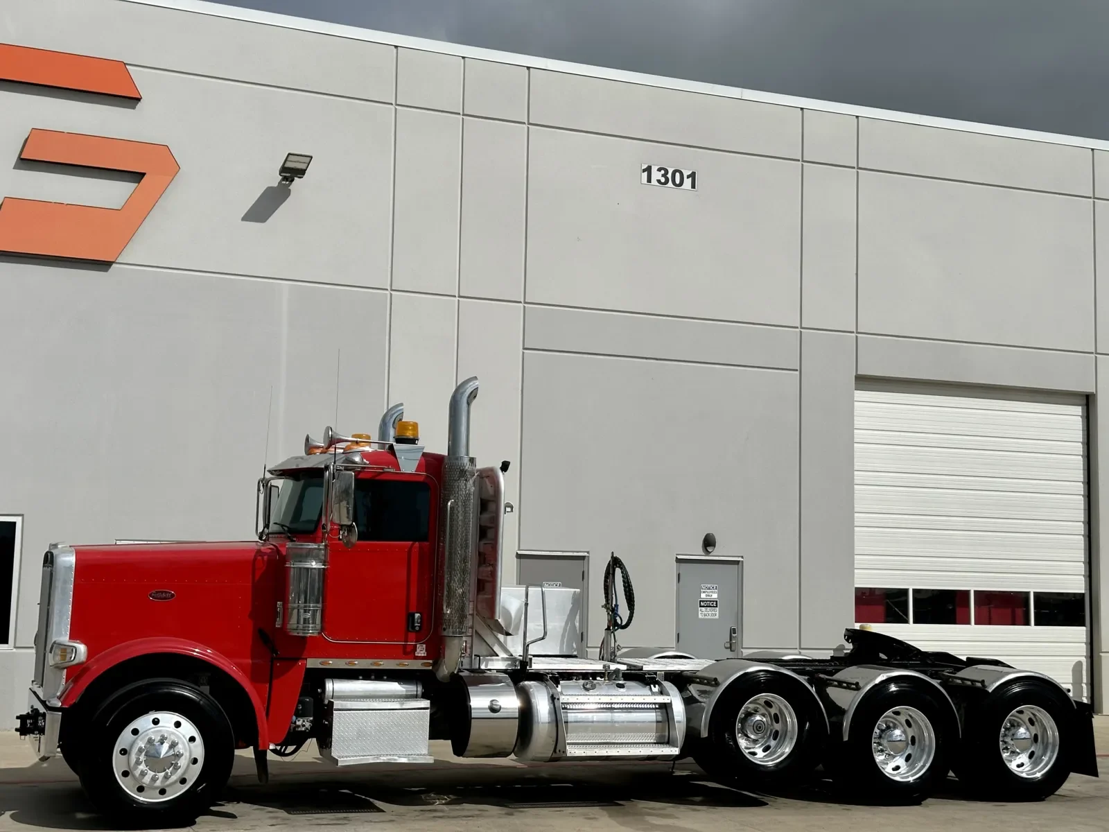2017 Peterbilt 389 in Hutchins, TX — photo 2