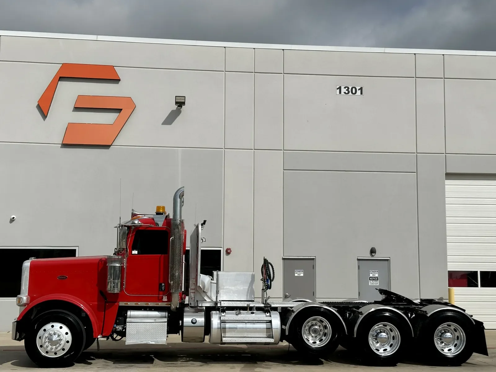 2017 Peterbilt 389 - image 4