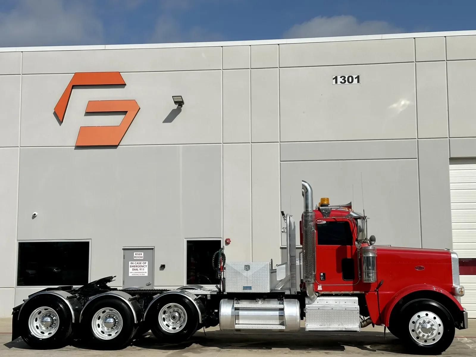 2017 Peterbilt 389 in Hutchins, TX — photo 3