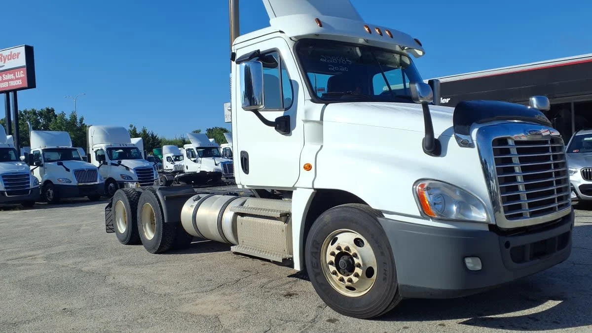 2020 Freightliner Cascadia in Warwick, RI — photo 3