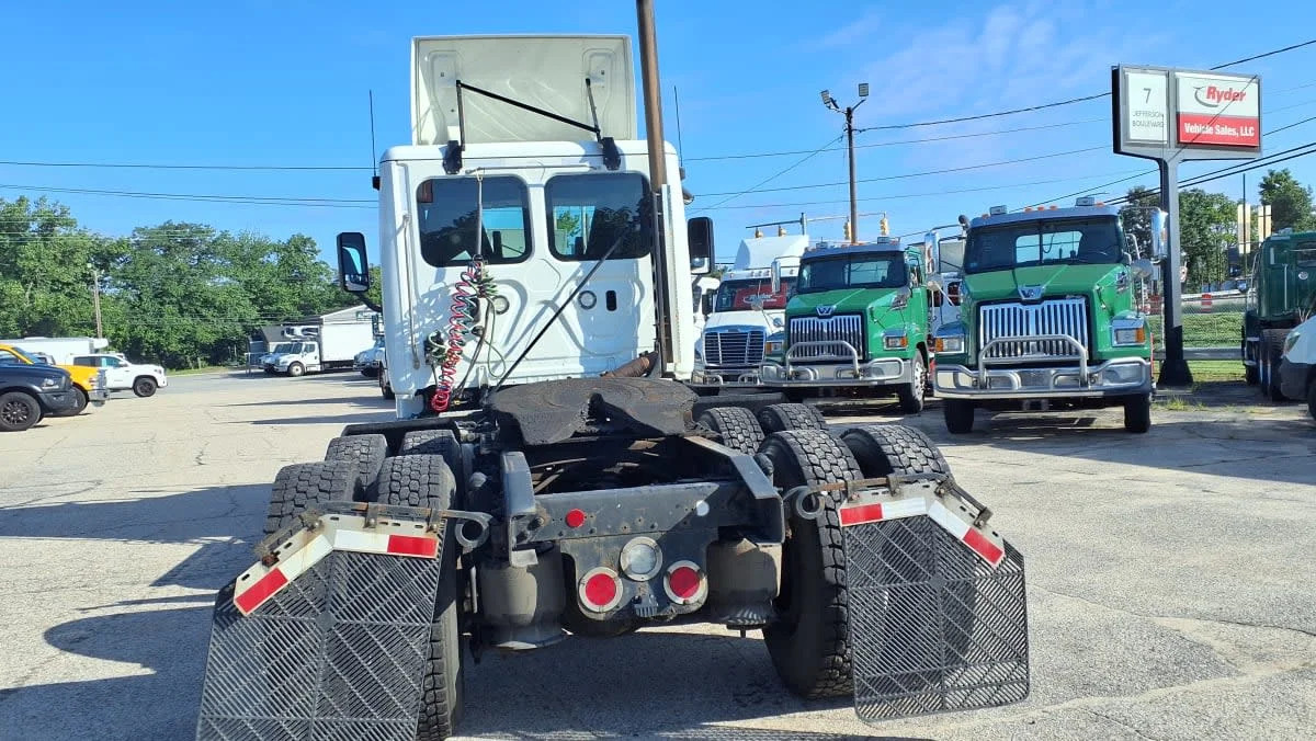 2020 Freightliner Cascadia in Warwick, RI — photo 5