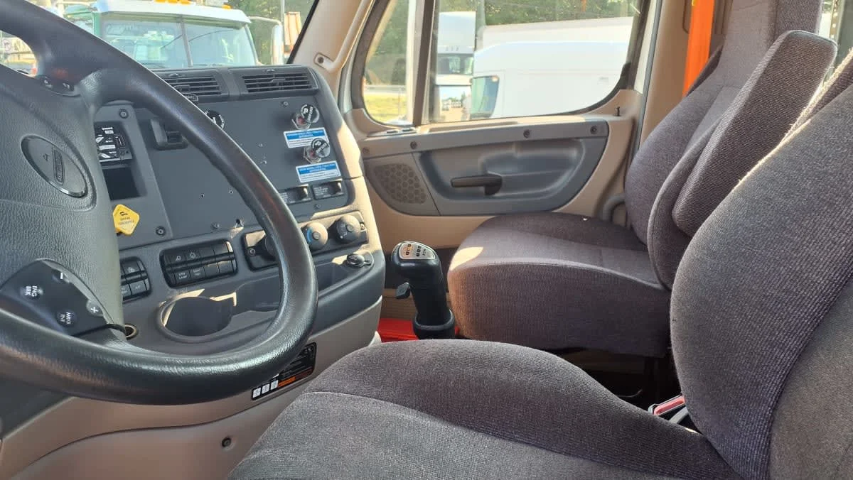 2020 Freightliner Cascadia in Warwick, RI — photo 7