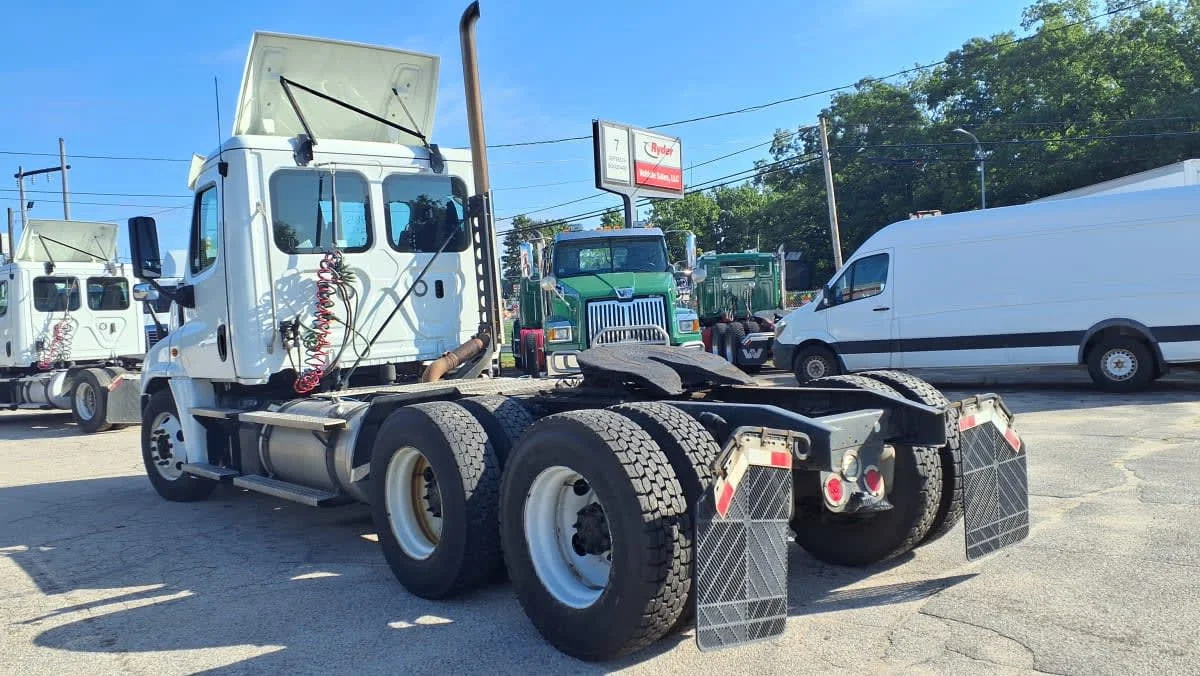 2020 Freightliner Cascadia in Warwick, RI — photo 6