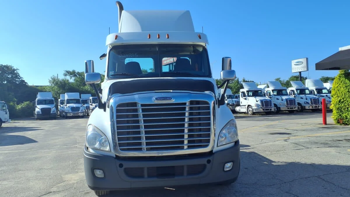 2020 Freightliner Cascadia in Warwick, RI — photo 2