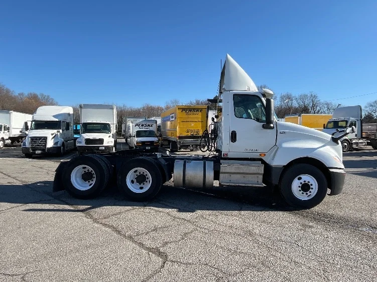 2018 International LT - image 8