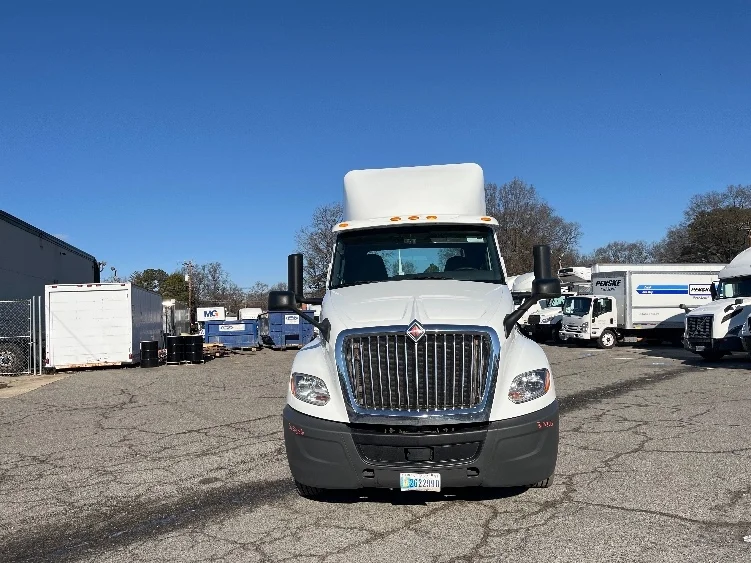 2018 International LT - image 2