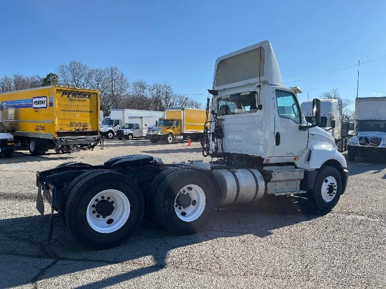 2018 International LT - image 7