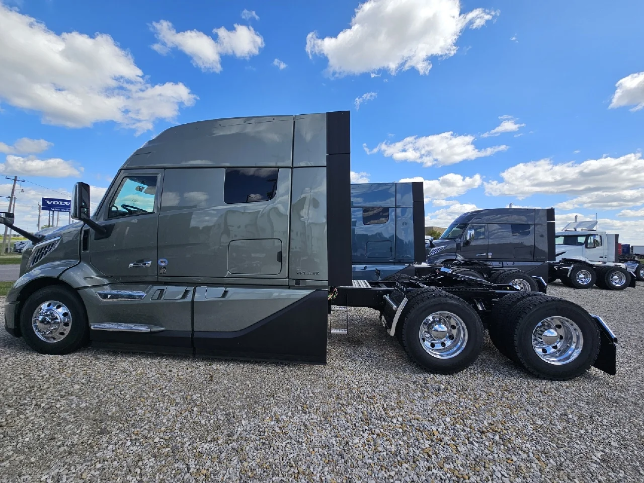 2025 Volvo in Toledo, OH — photo 3