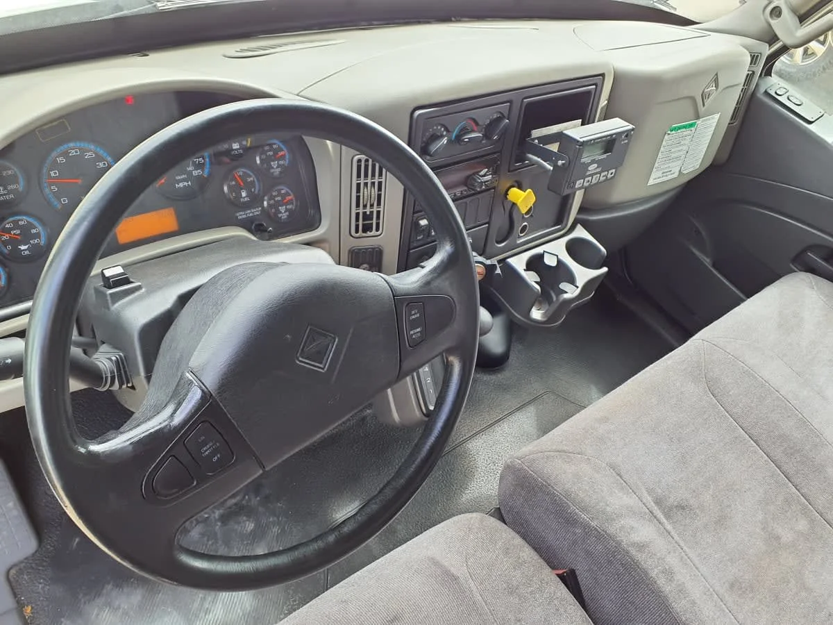 2018 International 4300 - image 8