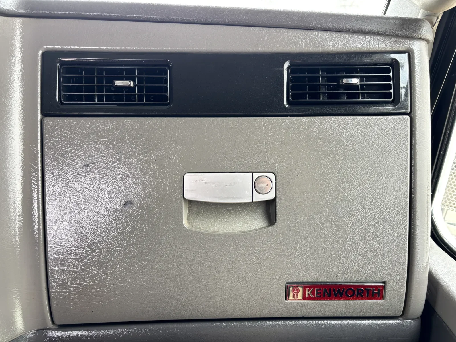 2009 Kenworth T800 - image 19