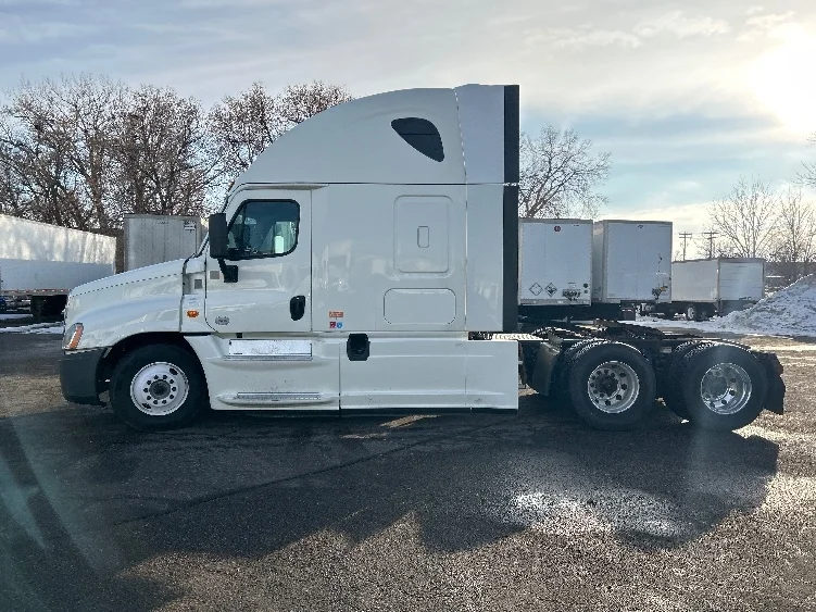 2016 Freightliner Cascadia in Roseville, MN — photo 4