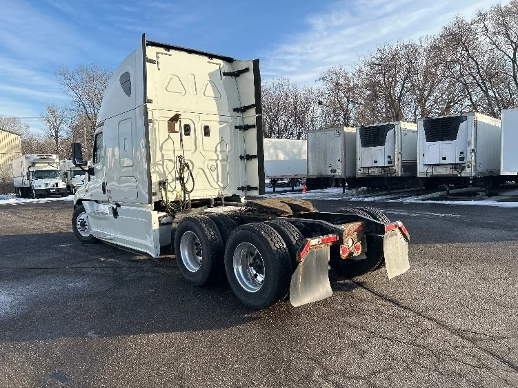2016 Freightliner Cascadia in Roseville, MN — photo 5