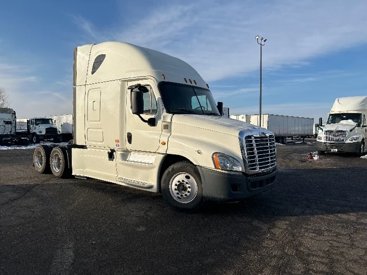 2016 Freightliner Cascadia in Roseville, MN
