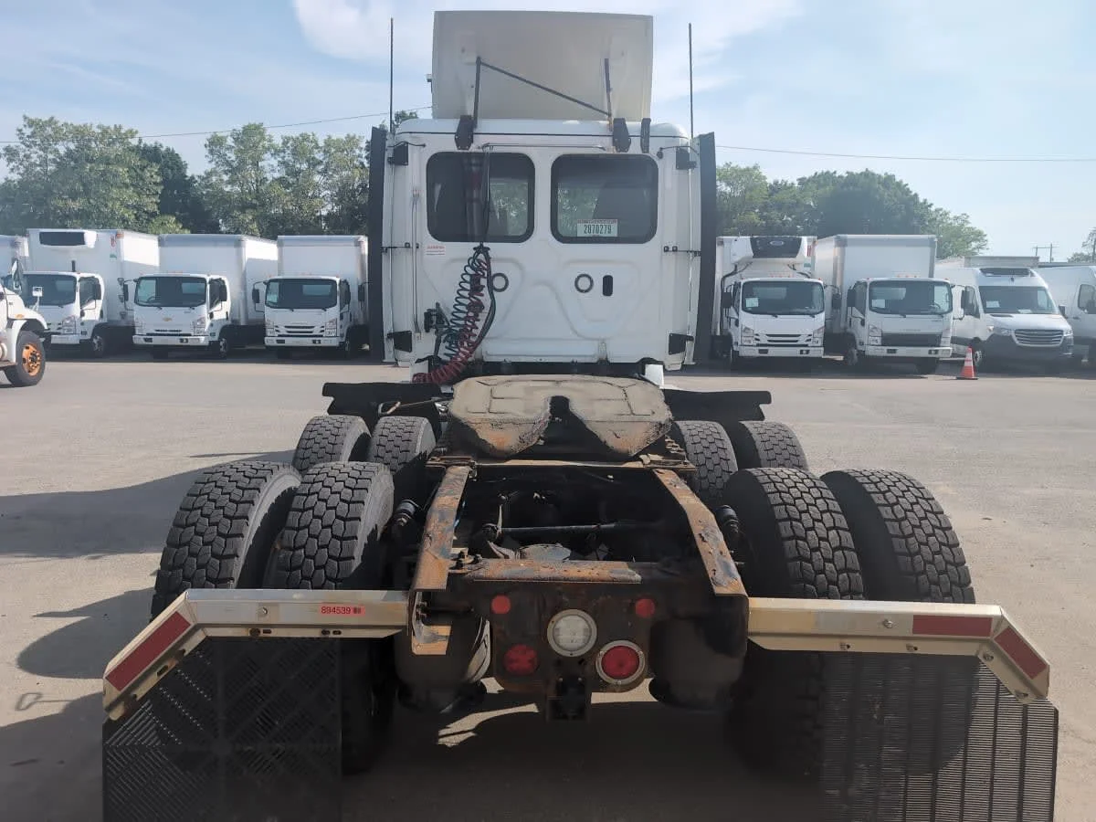 2020 Freightliner Cascadia in Salisbury, MA — photo 5
