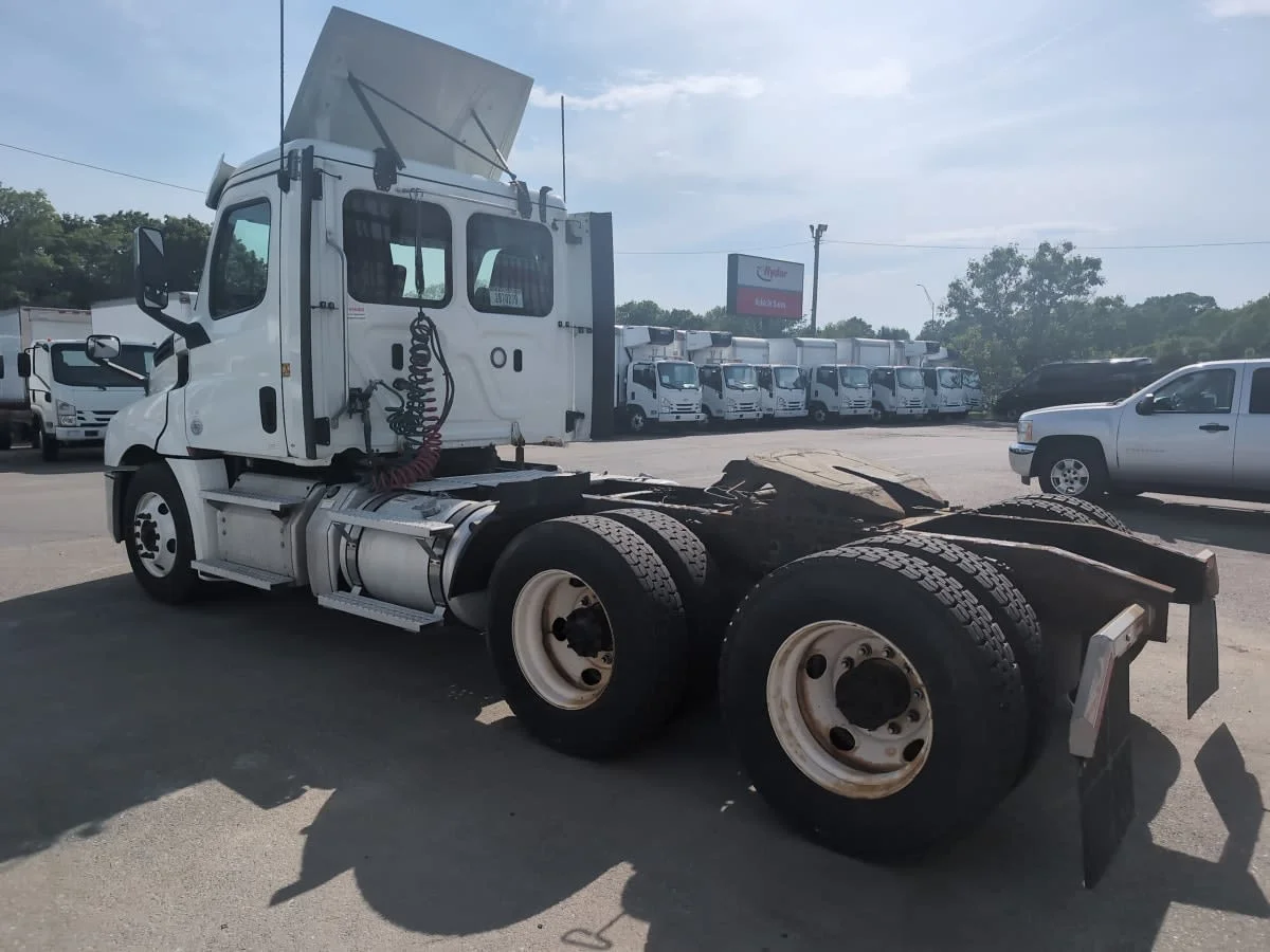 2020 Freightliner Cascadia in Salisbury, MA — photo 6