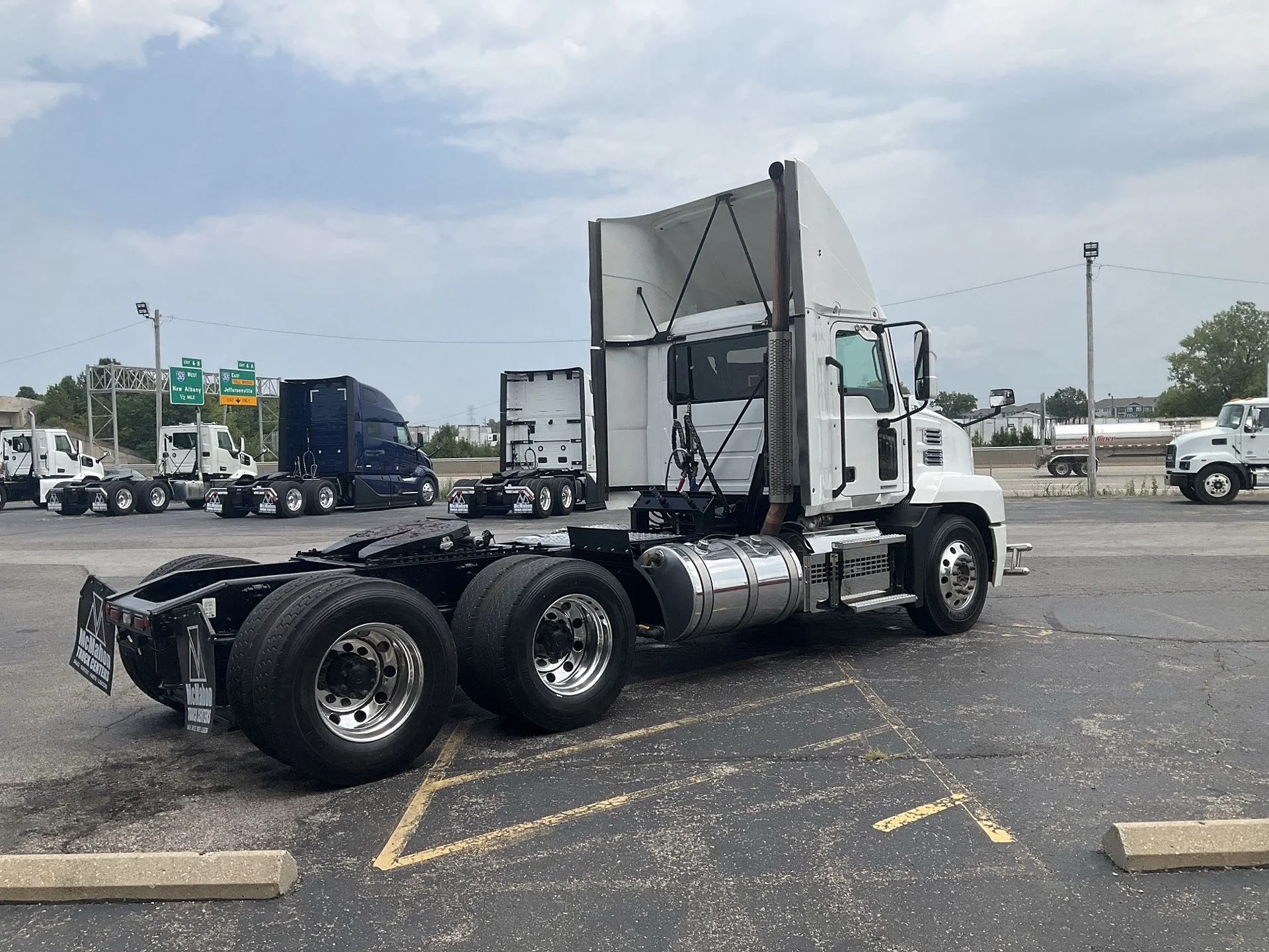 2022 Mack Anthem in Clarksville, IN — photo 5