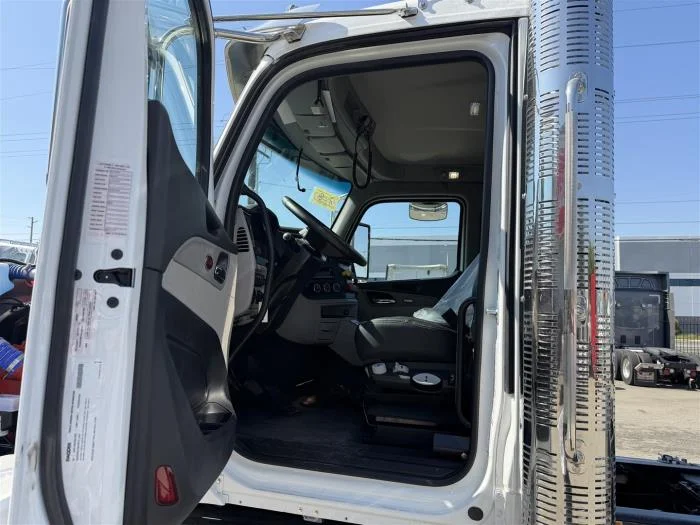 2027 Peterbilt 589 in Sylmar, CA — photo 17
