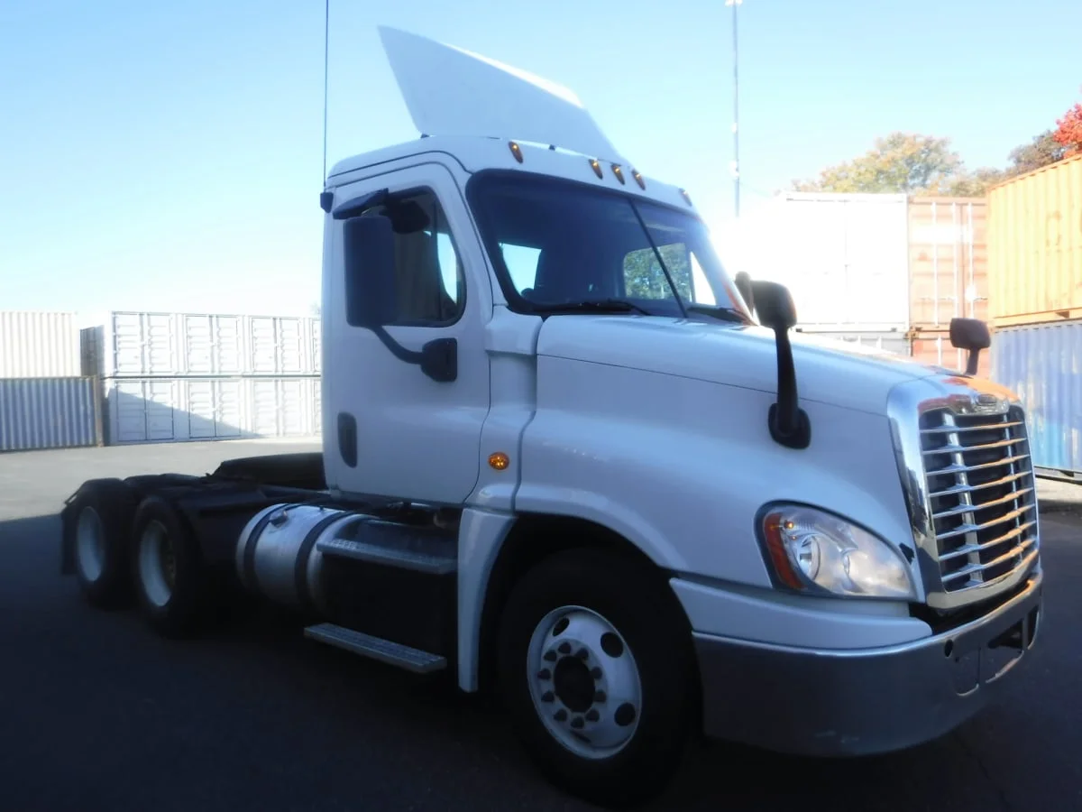 2017 Freightliner Cascadia - image 3