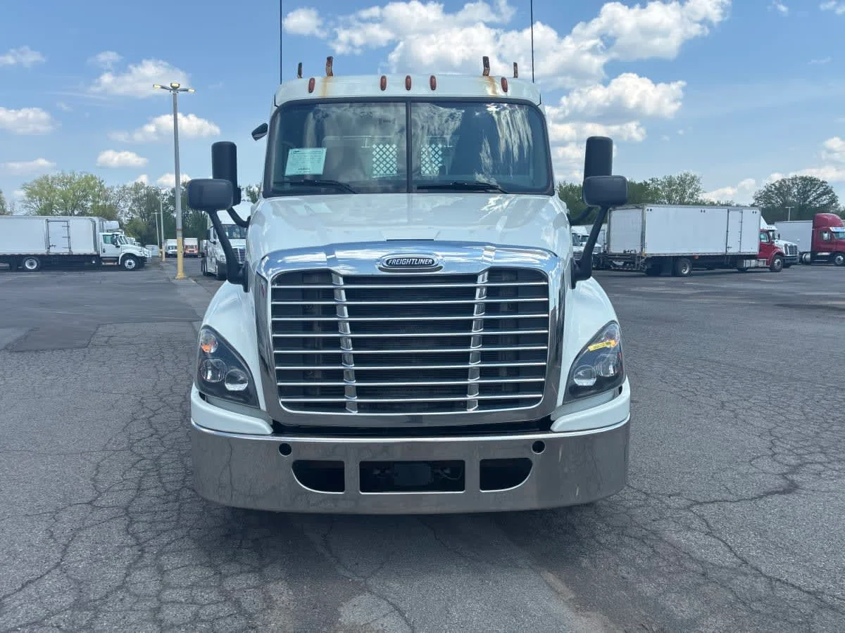 2019 Freightliner Cascadia in Syracuse, NY — photo 2
