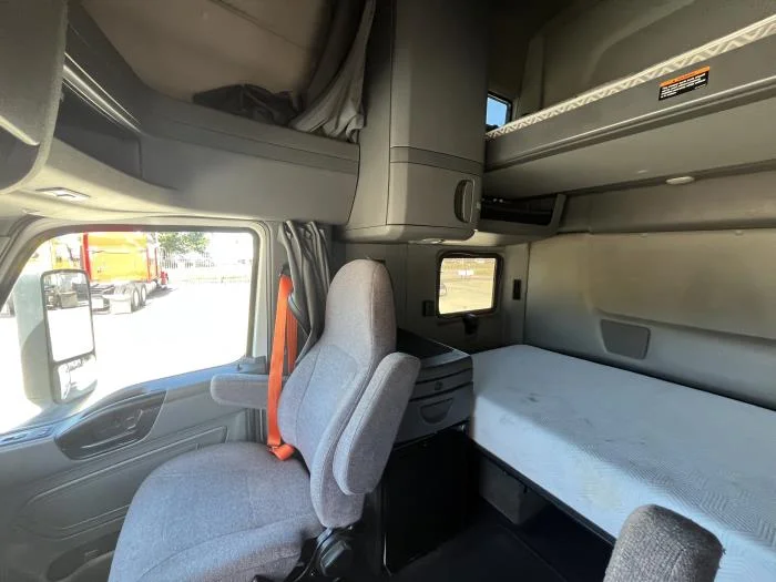 2023 International LT — photo 18