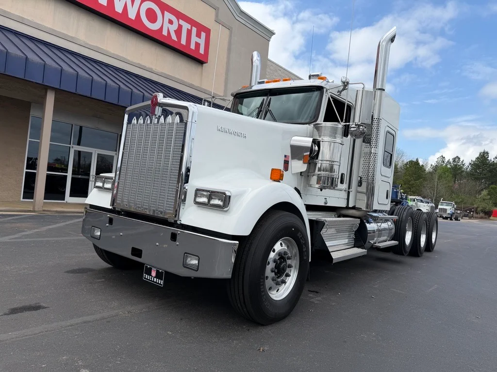 2027 Kenworth W900