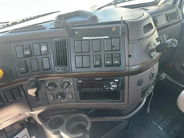 2016 Volvo VNL 300 — photo 15